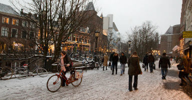 Fietsers oudegracht utrecht